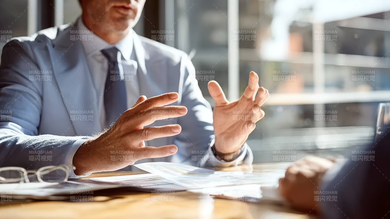 商务洽谈中 手势表达观点图片