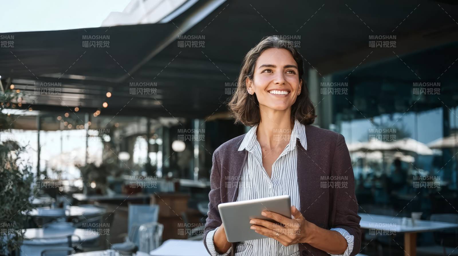 微笑女持平板 户外咖啡馆图片