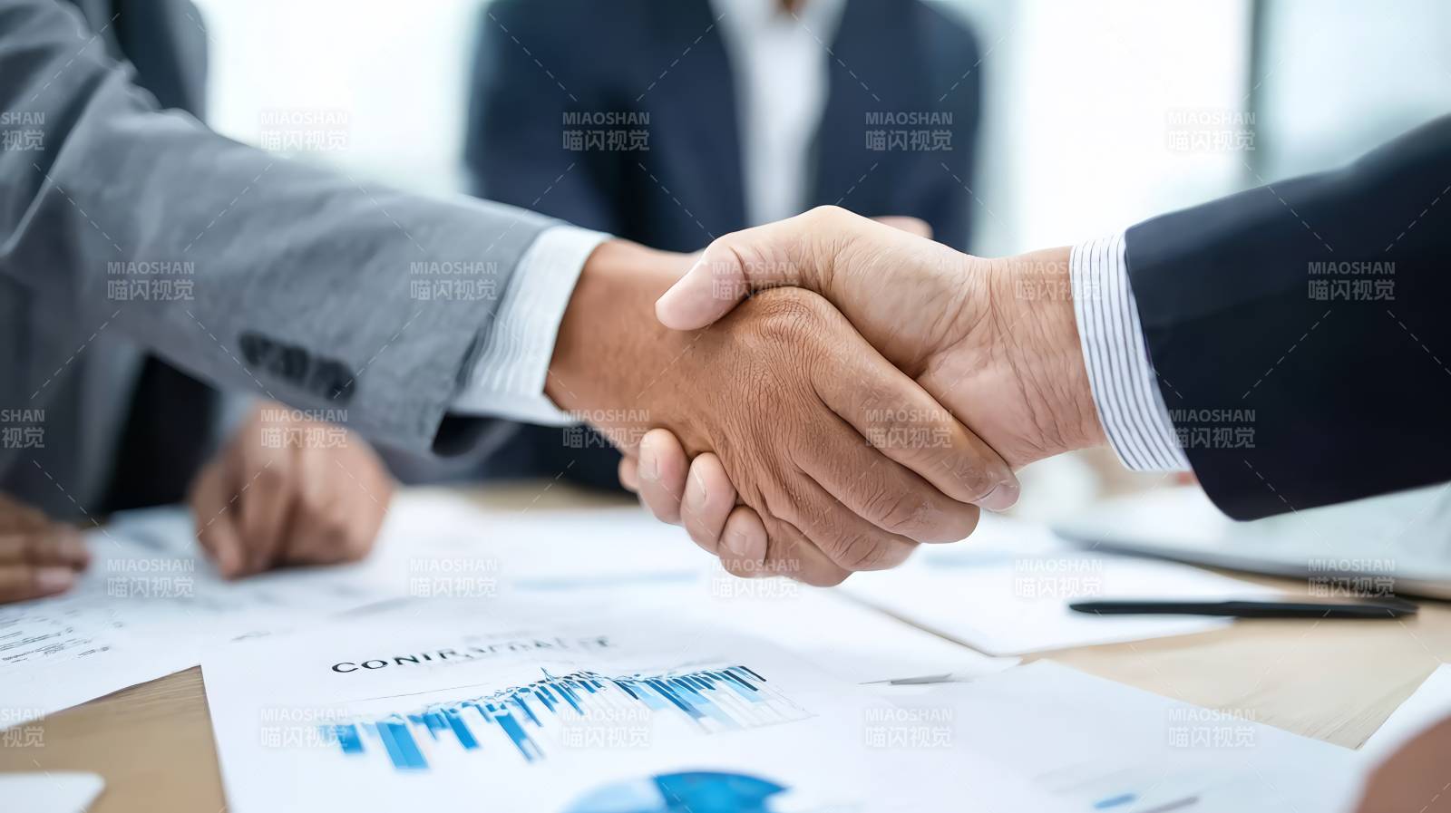 商务握手达成合作图片