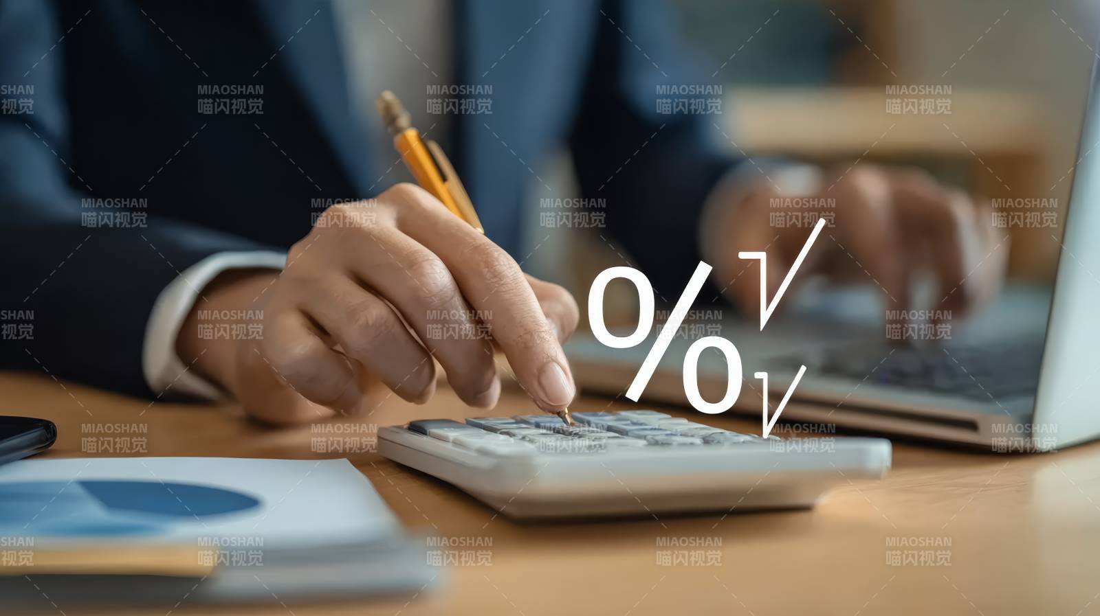 商务人士计算百分比数据图片