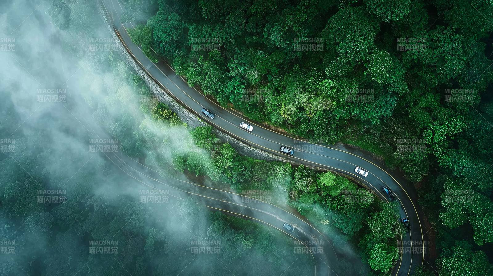 雾绕青山 车行蜿蜒路图片