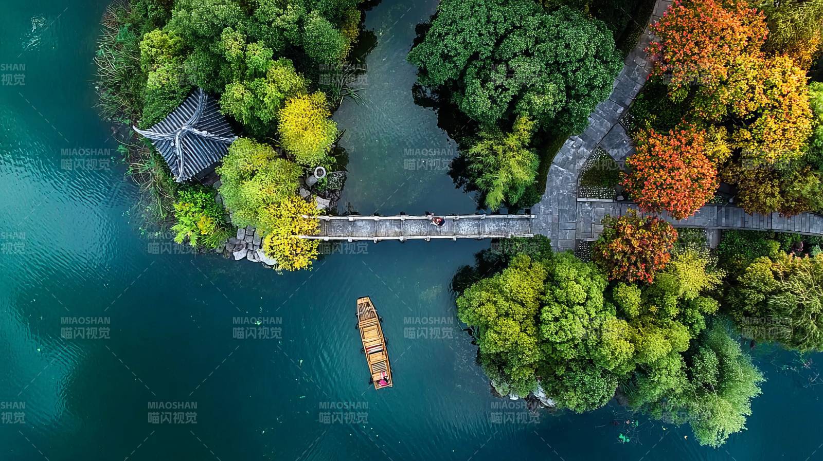 秋色湖心桥亭舟影美图片