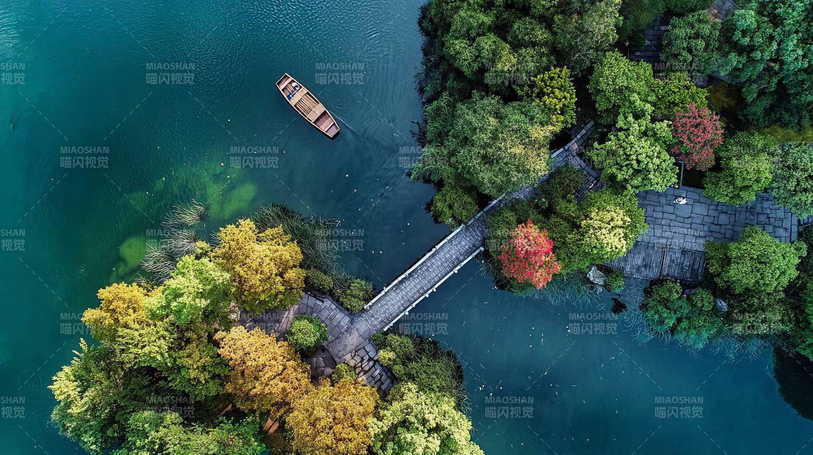 秋色湖光 小舟静泊桥畔图片