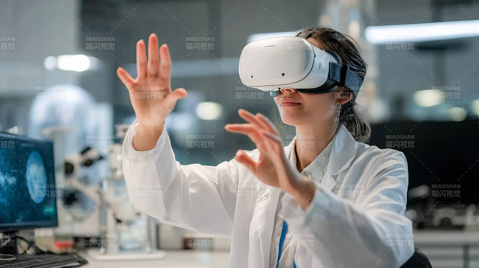 科学家戴VR眼镜做实验图片