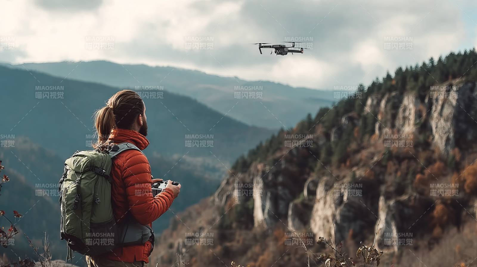 山间无人机航拍时刻图片