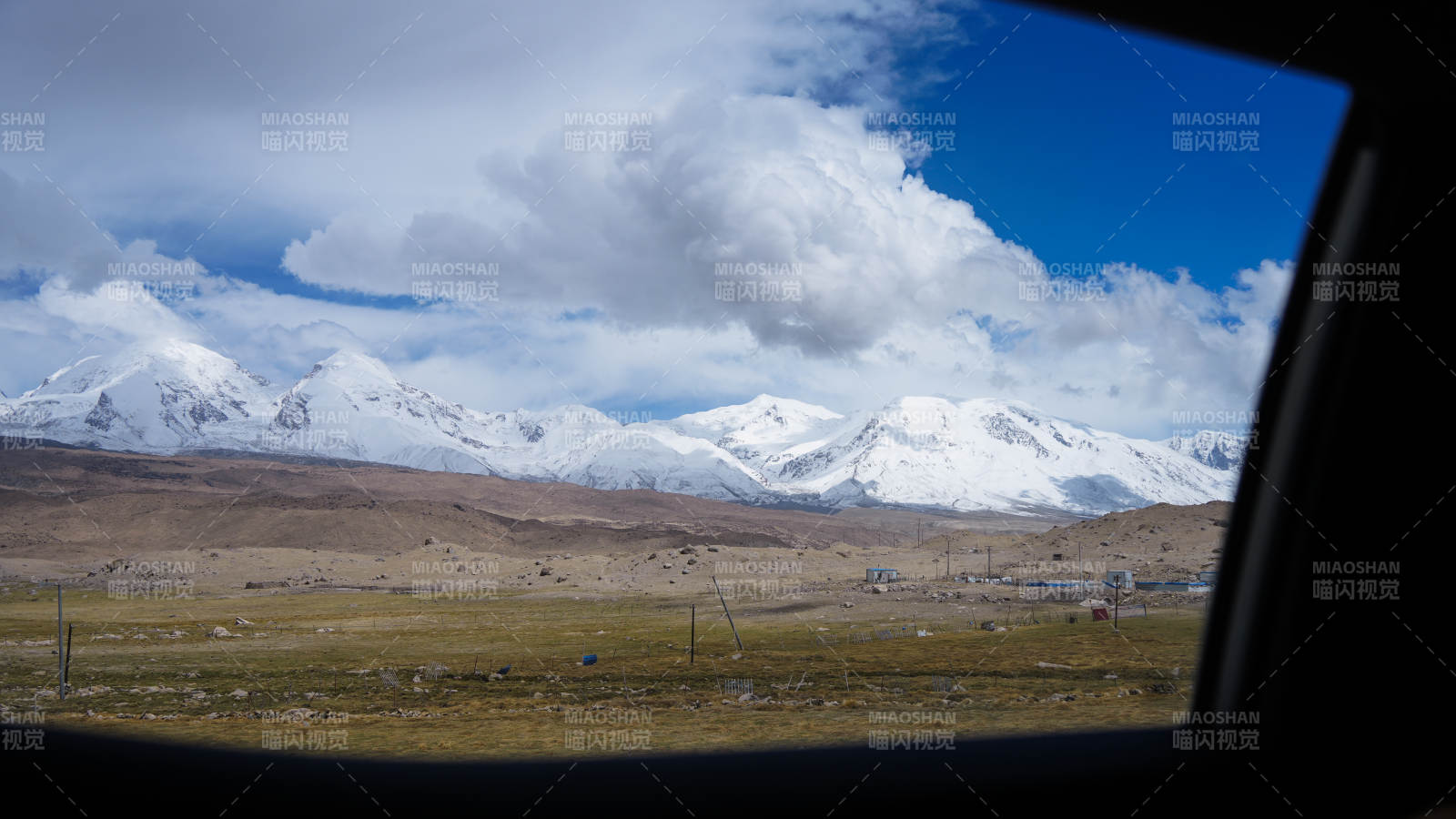 车窗外的雪山草原风光图片