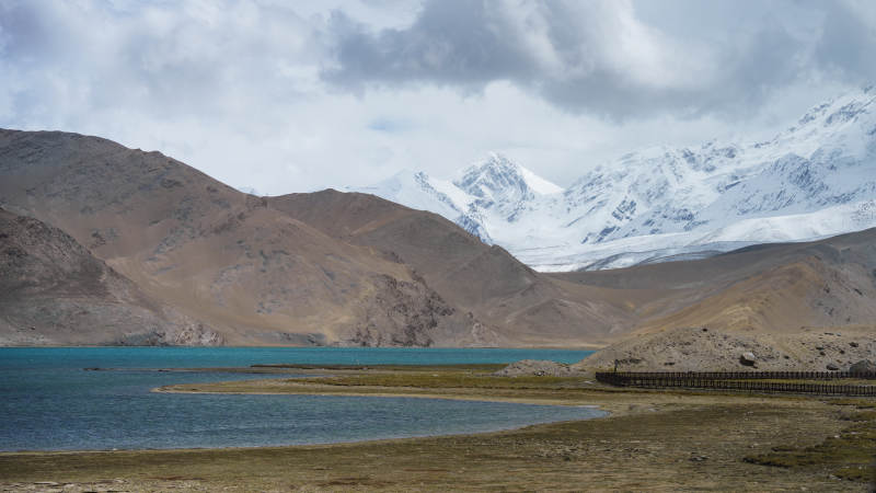 雪山映湖 高原静美图片