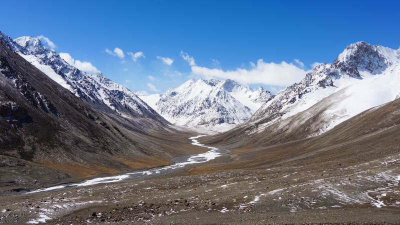 雪山峡谷 蓝天映雪景图片
