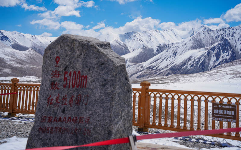 雪山海拔米界碑图片