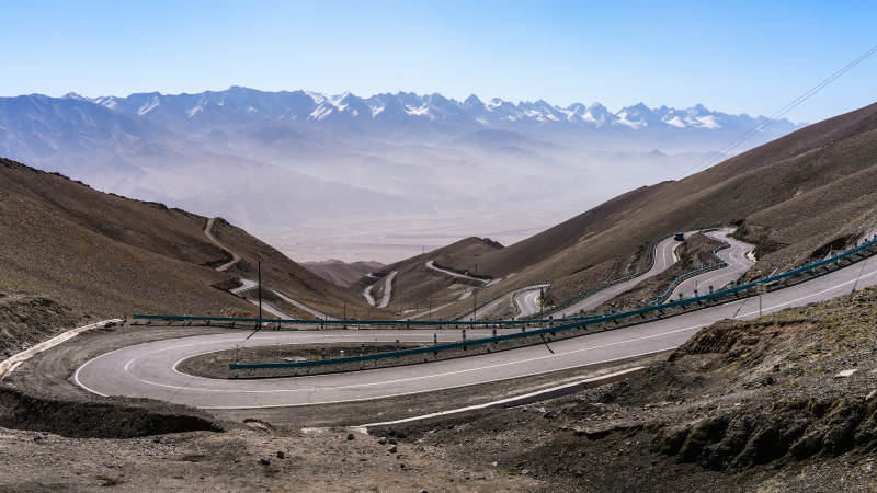 雪山下的蜿蜒公路图片