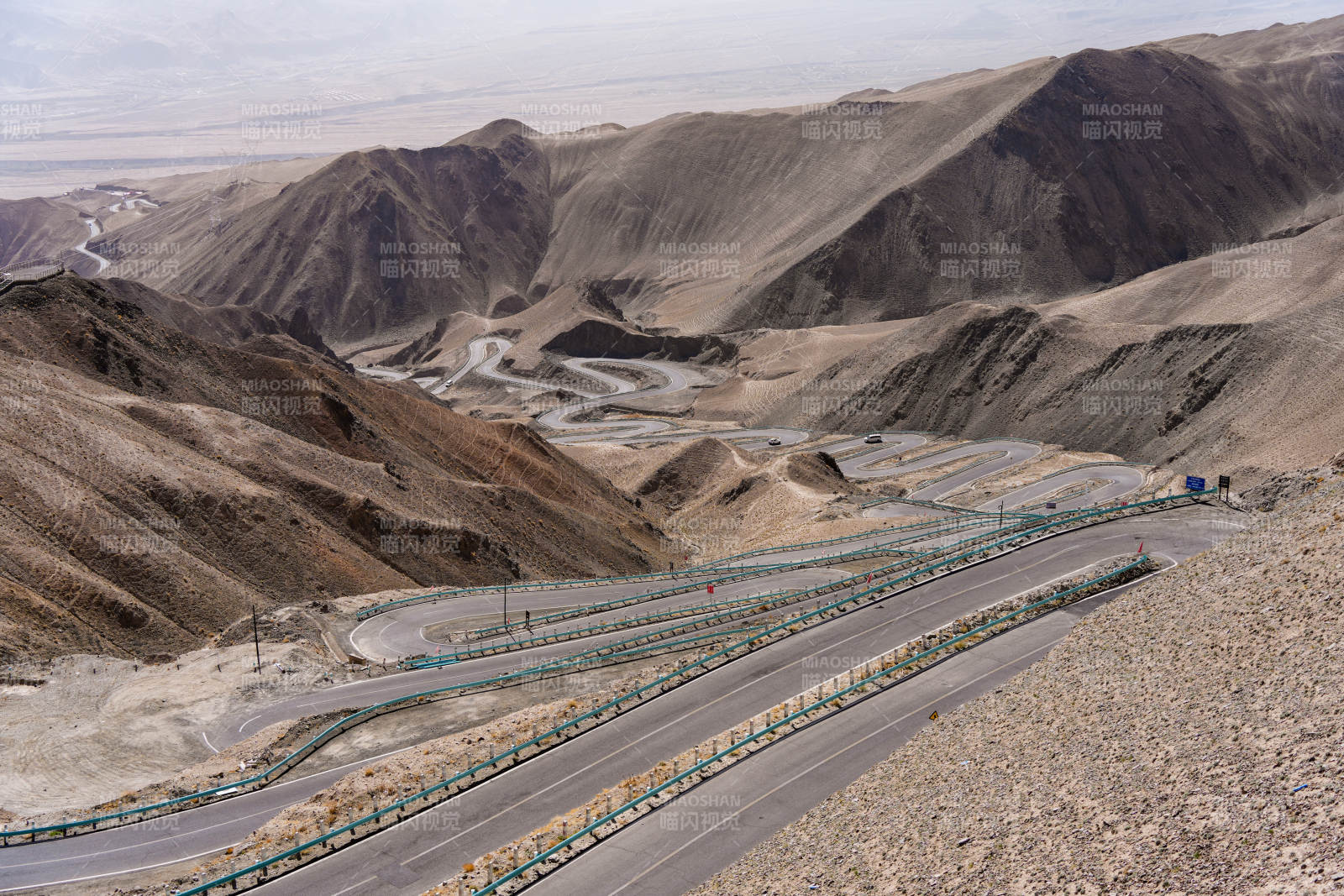 盘山公路蜿蜒穿荒漠图片