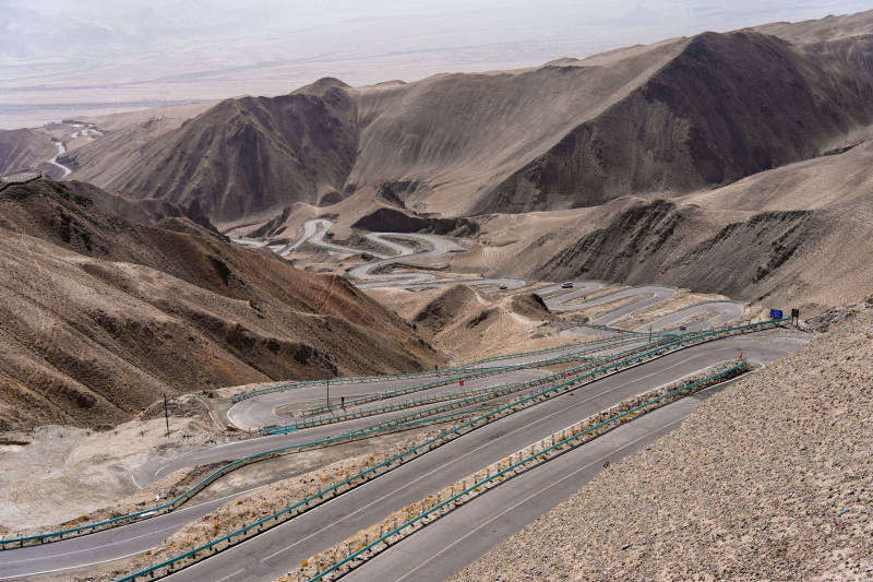 盘山公路蜿蜒穿荒漠图片