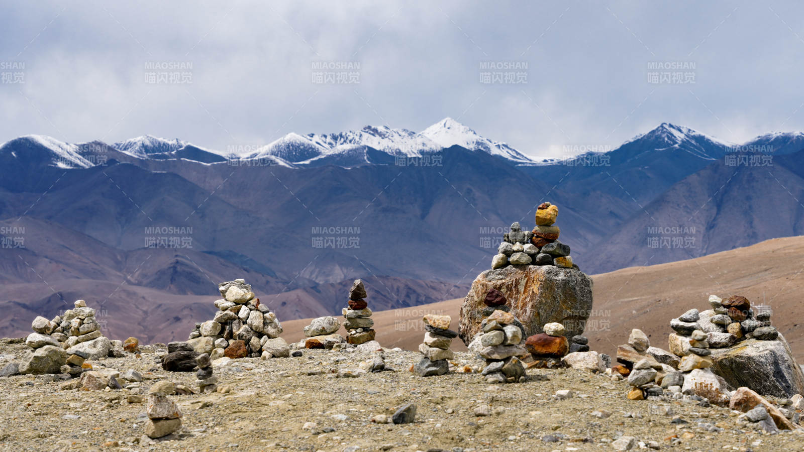 雪山下的石堆祭坛图片