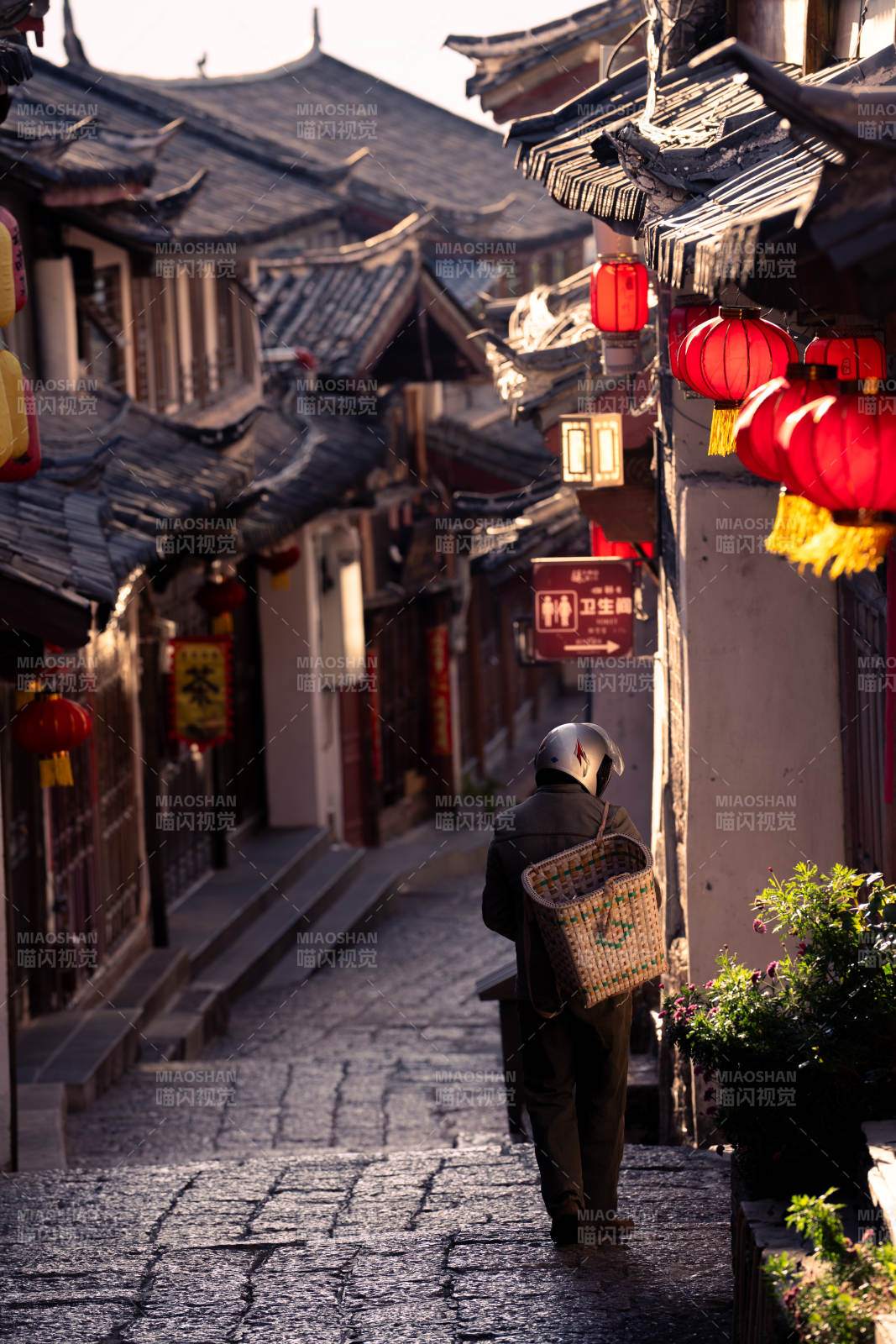 丽江古城古巷红灯 背影悠然行图片