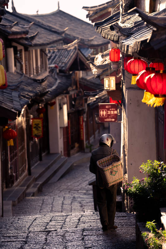 丽江古城古巷红灯 背影悠然行图片
