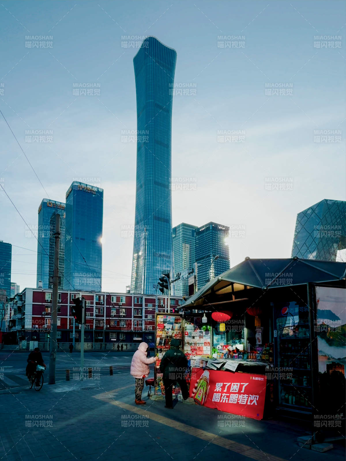 北京CBD街景 高楼与烟火气图片