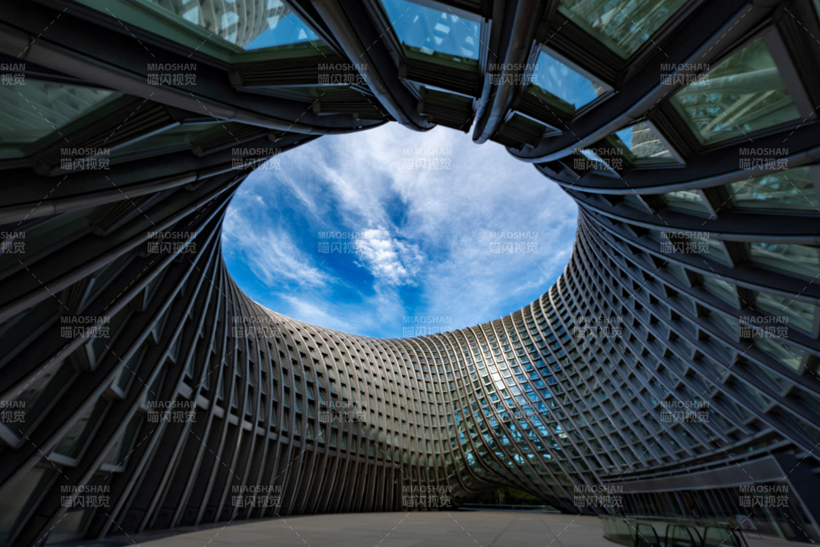 仰望天空的现代建筑穹顶 - 凤凰卫视图片