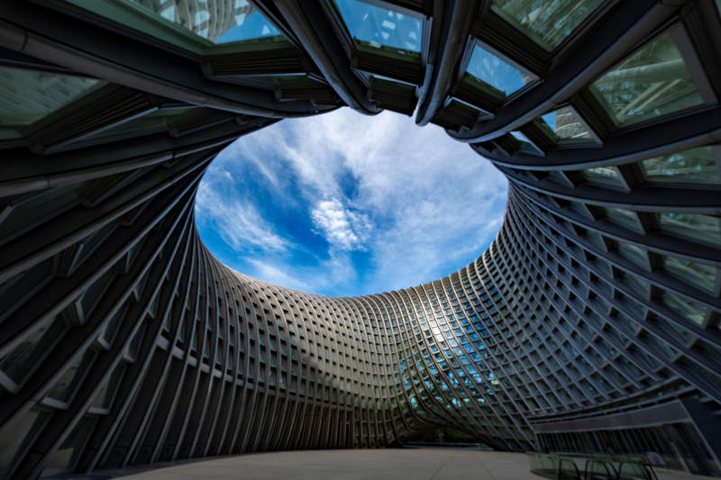 仰望天空的现代建筑穹顶 - 凤凰卫视图片