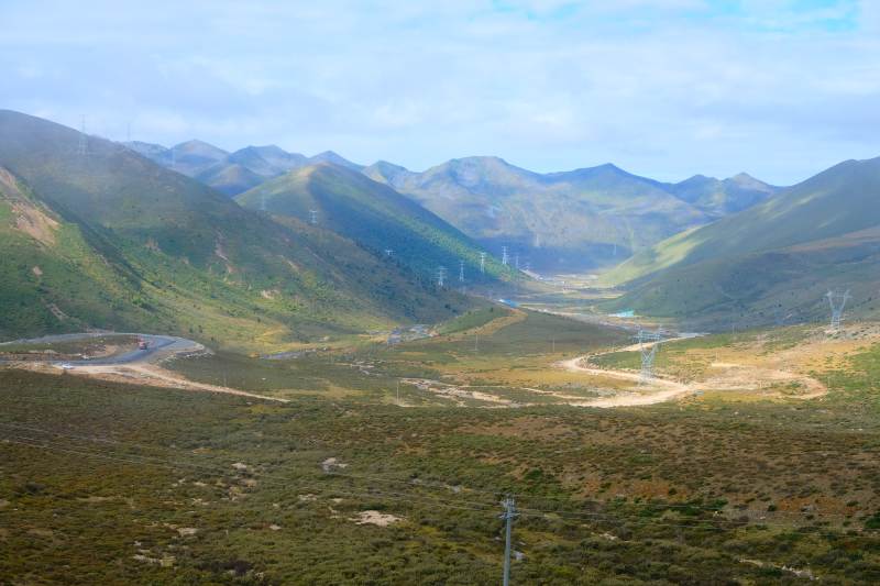 青山谷地 输电塔林立图片