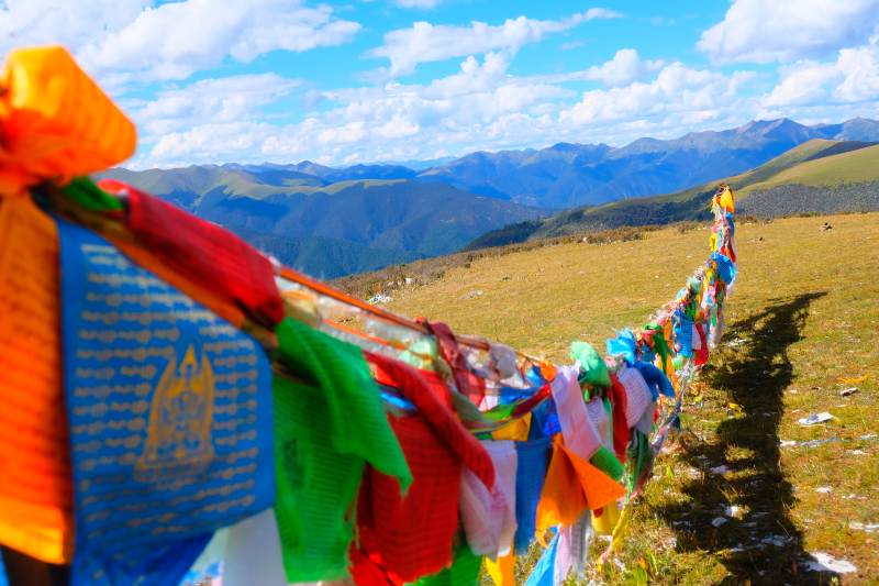 高原经幡迎风舞 远山如黛云悠悠图片