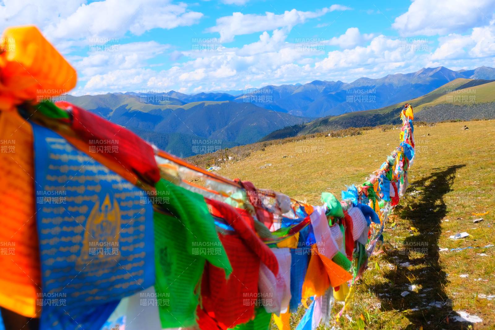 高原经幡迎风舞 远山如黛云悠悠图片