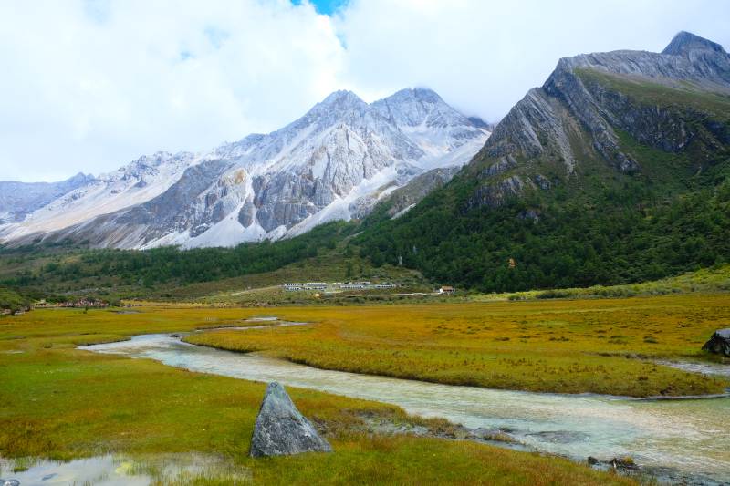 雪山草原溪流景图片