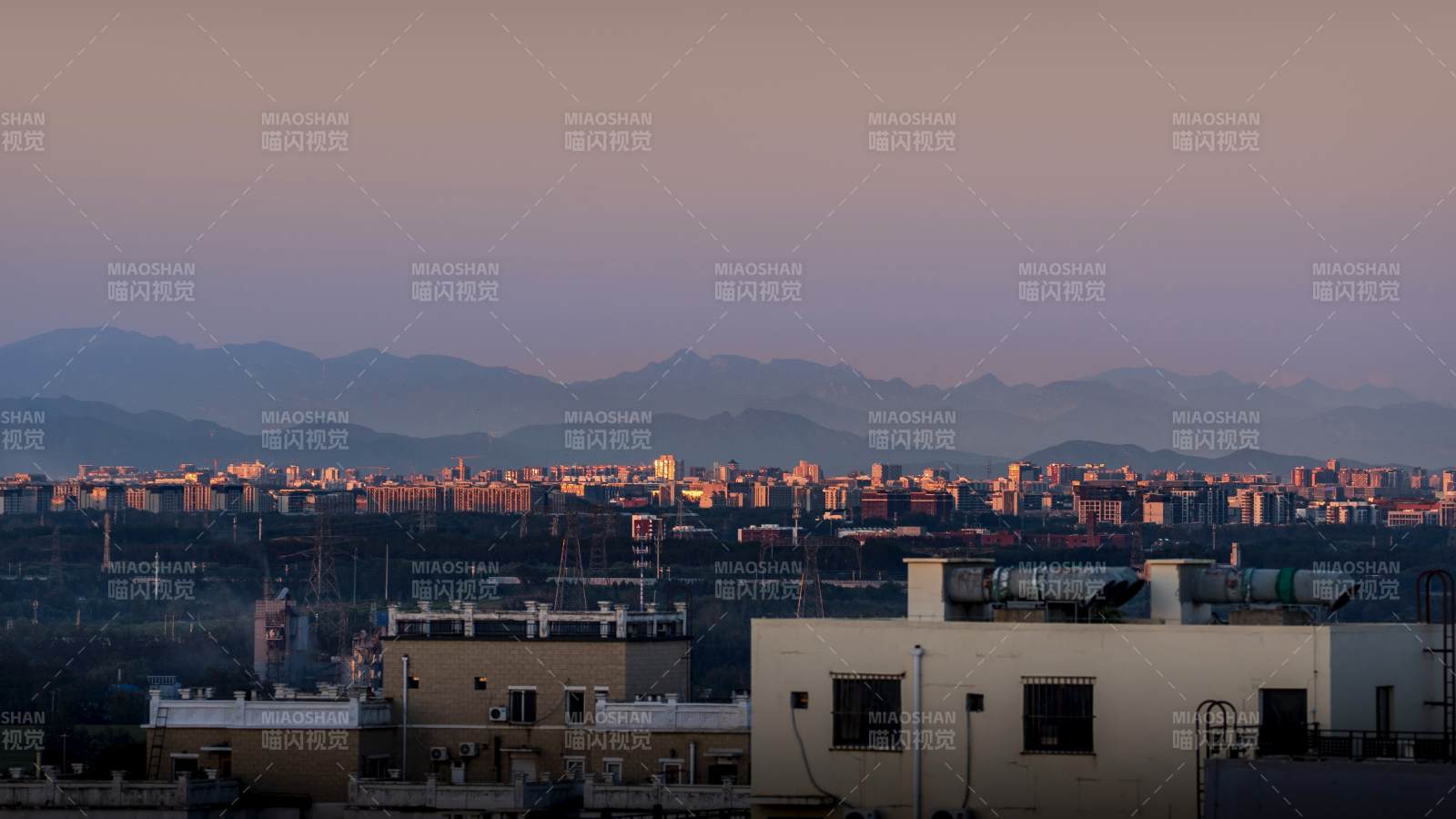 暮色山城 层峦叠嶂映霞光图片