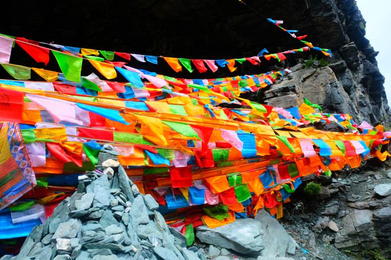 彩幡飞舞山崖间图片