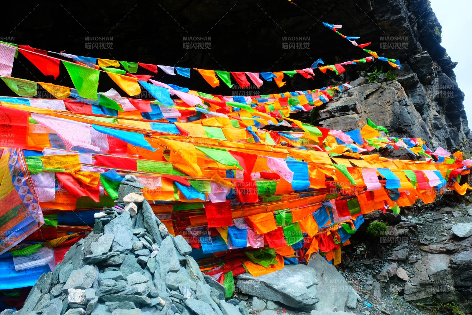 彩幡飞舞山崖间图片