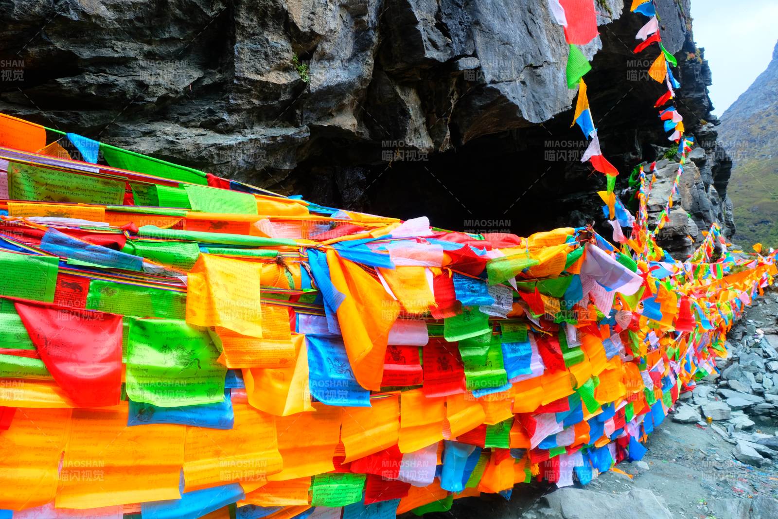 彩幡绕岩壁 祈福迎风舞图片