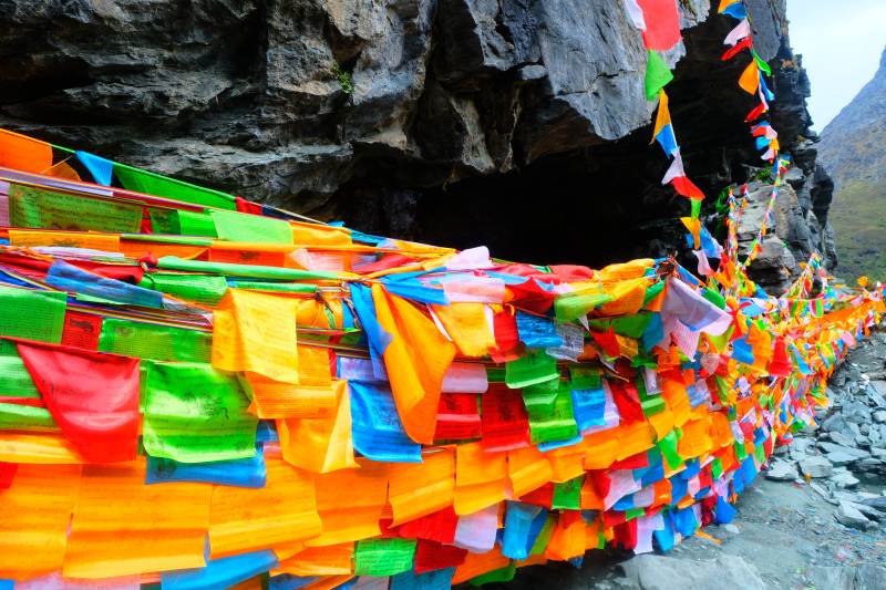 彩幡绕岩壁 祈福迎风舞图片