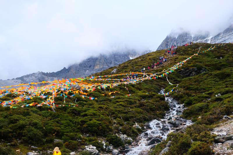 雪山彩幡流溪间图片