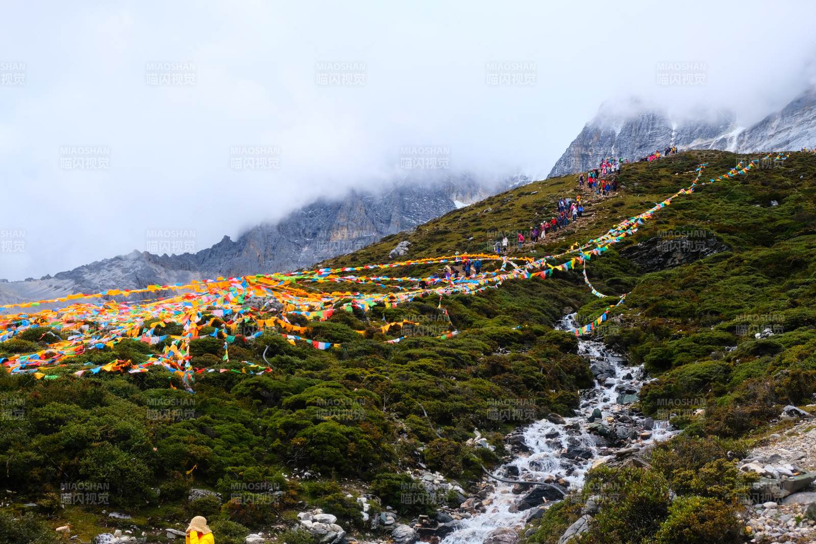 雪山彩幡流溪间图片