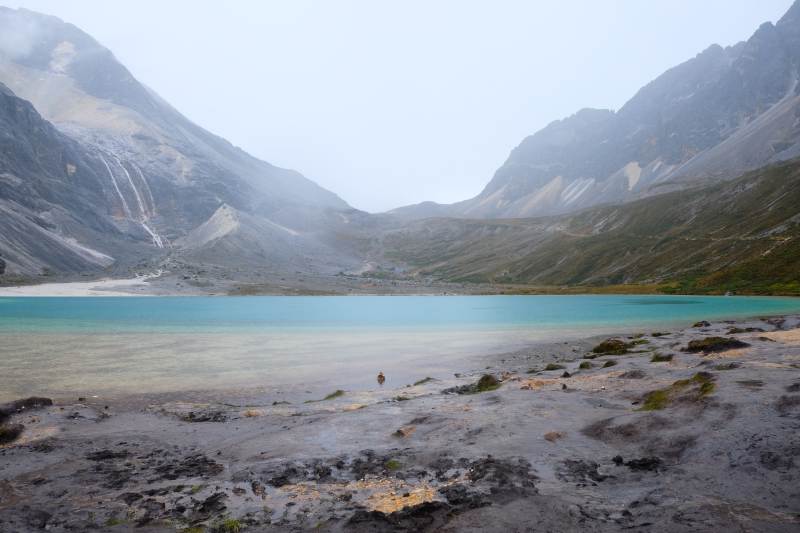 高山湖泊 碧水映苍茫山峦图片