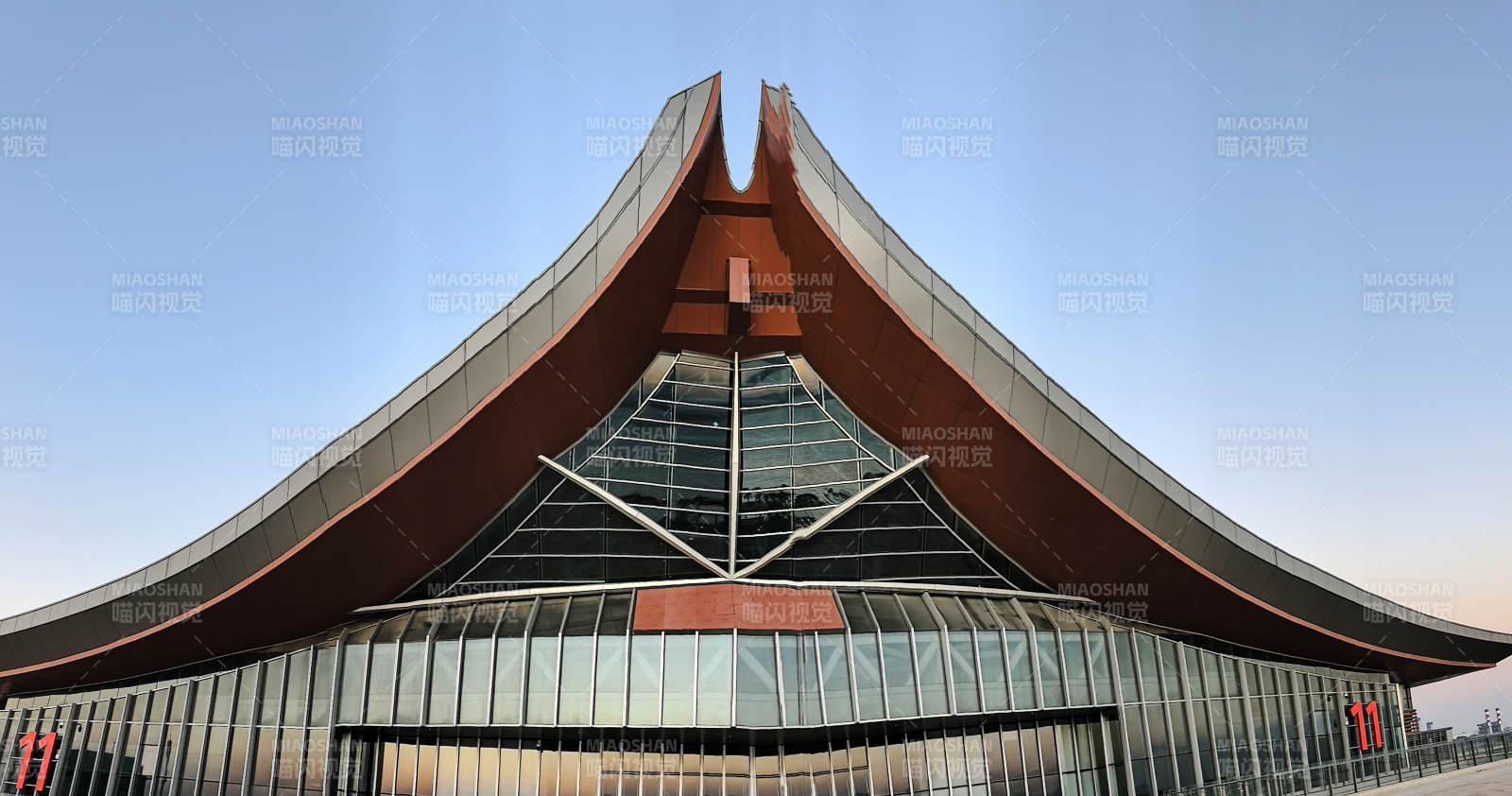 现代建筑 双翼展天穹图片