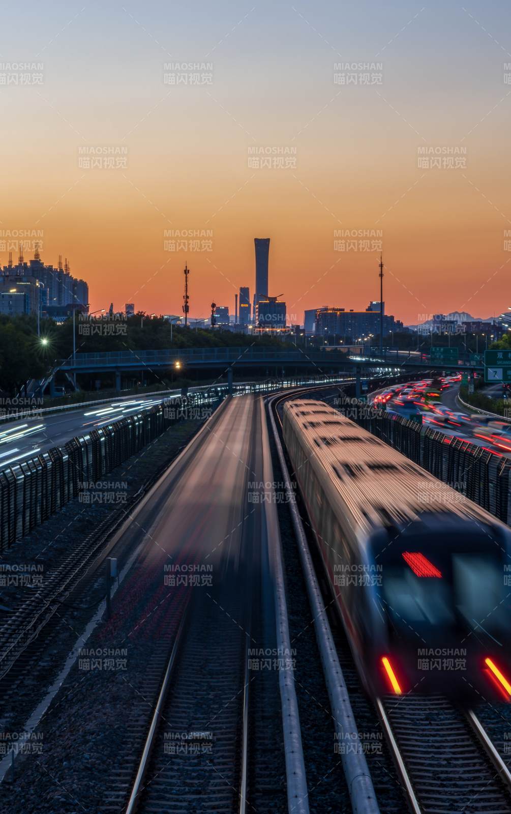 夕阳下的城市列车疾驰图片