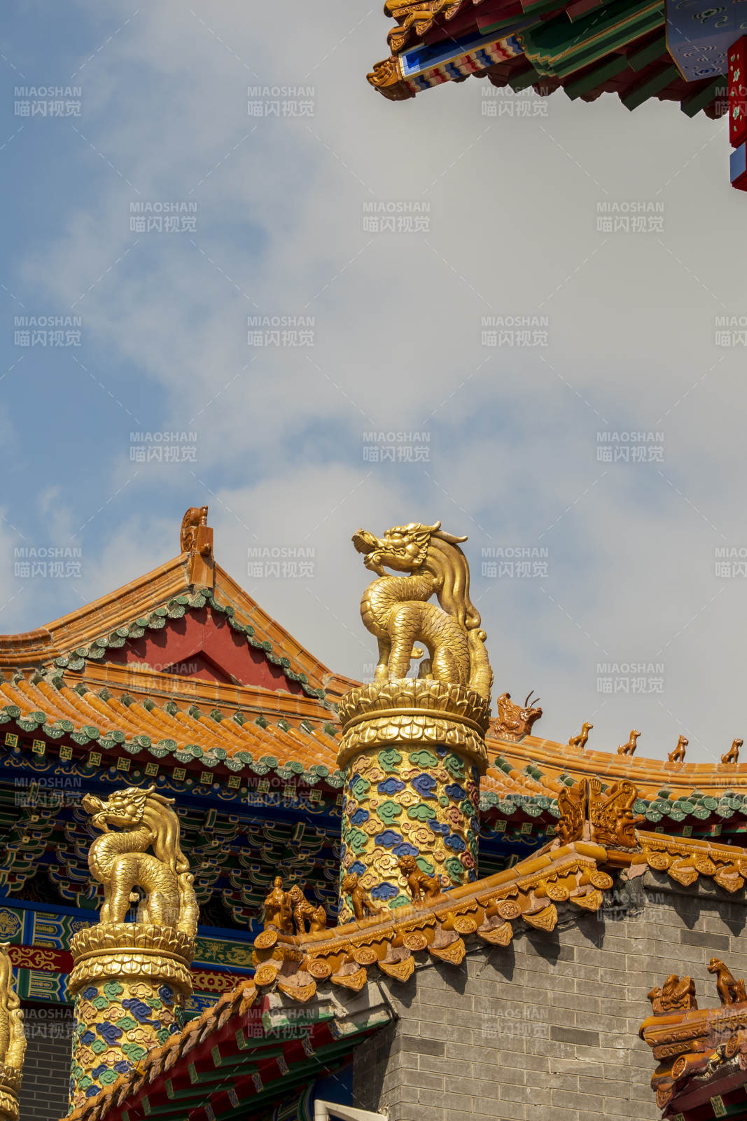 金龙腾云映古建图片