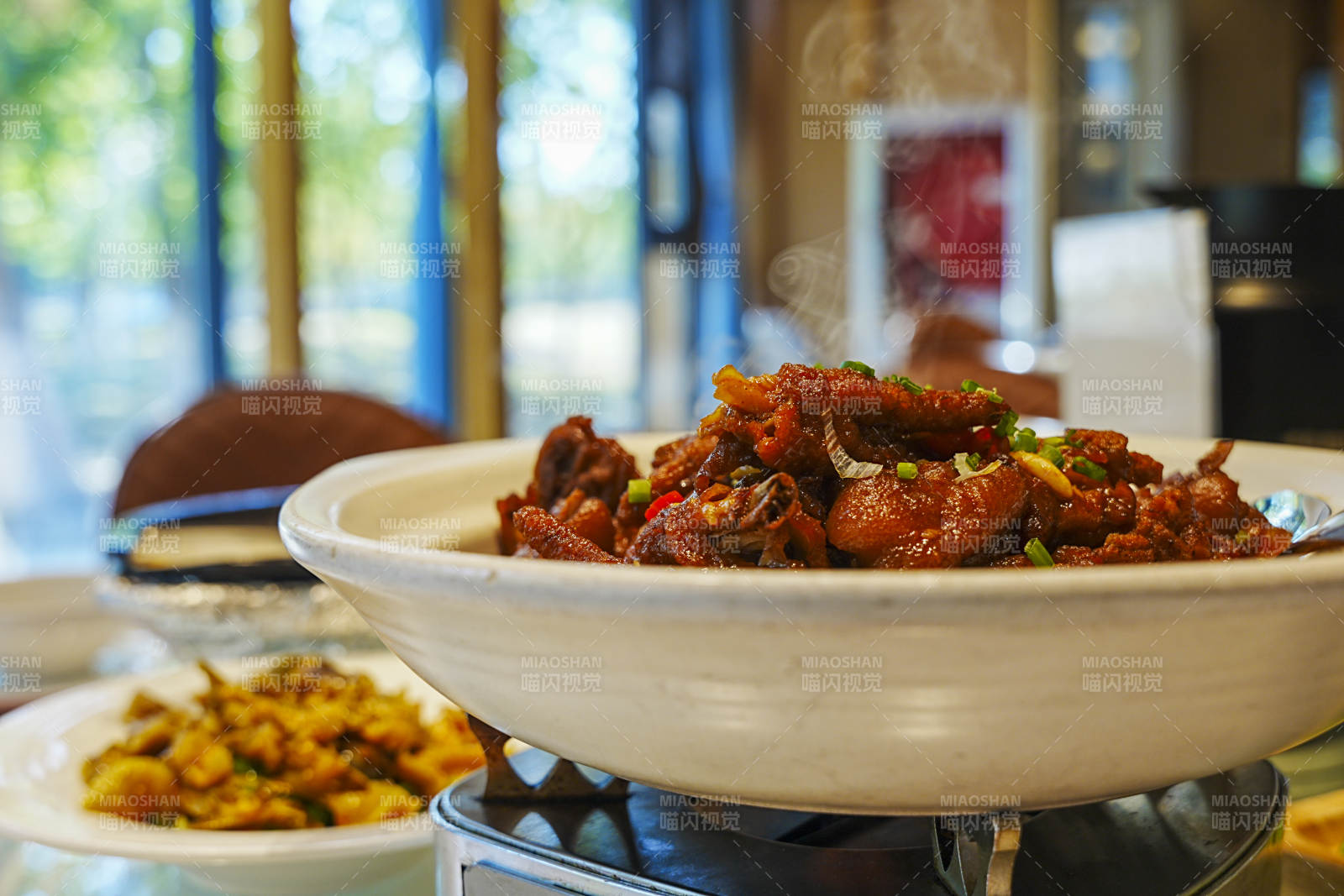 热气腾腾的香辣鸡块图片