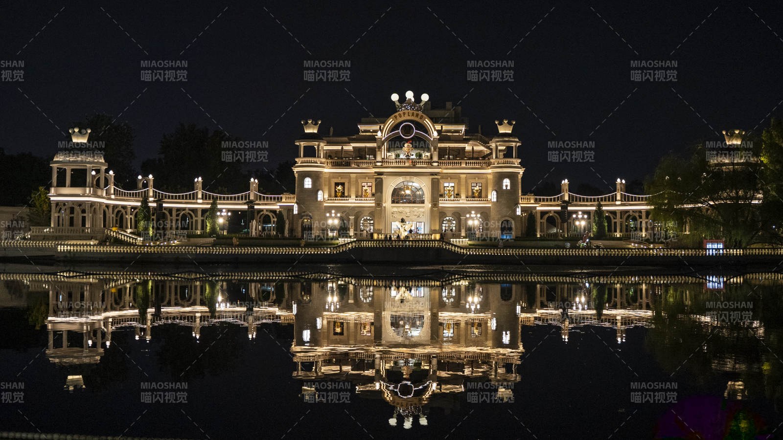 夜映华宫 水镜双辉图片