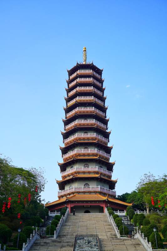蓝天下的多层宝塔图片