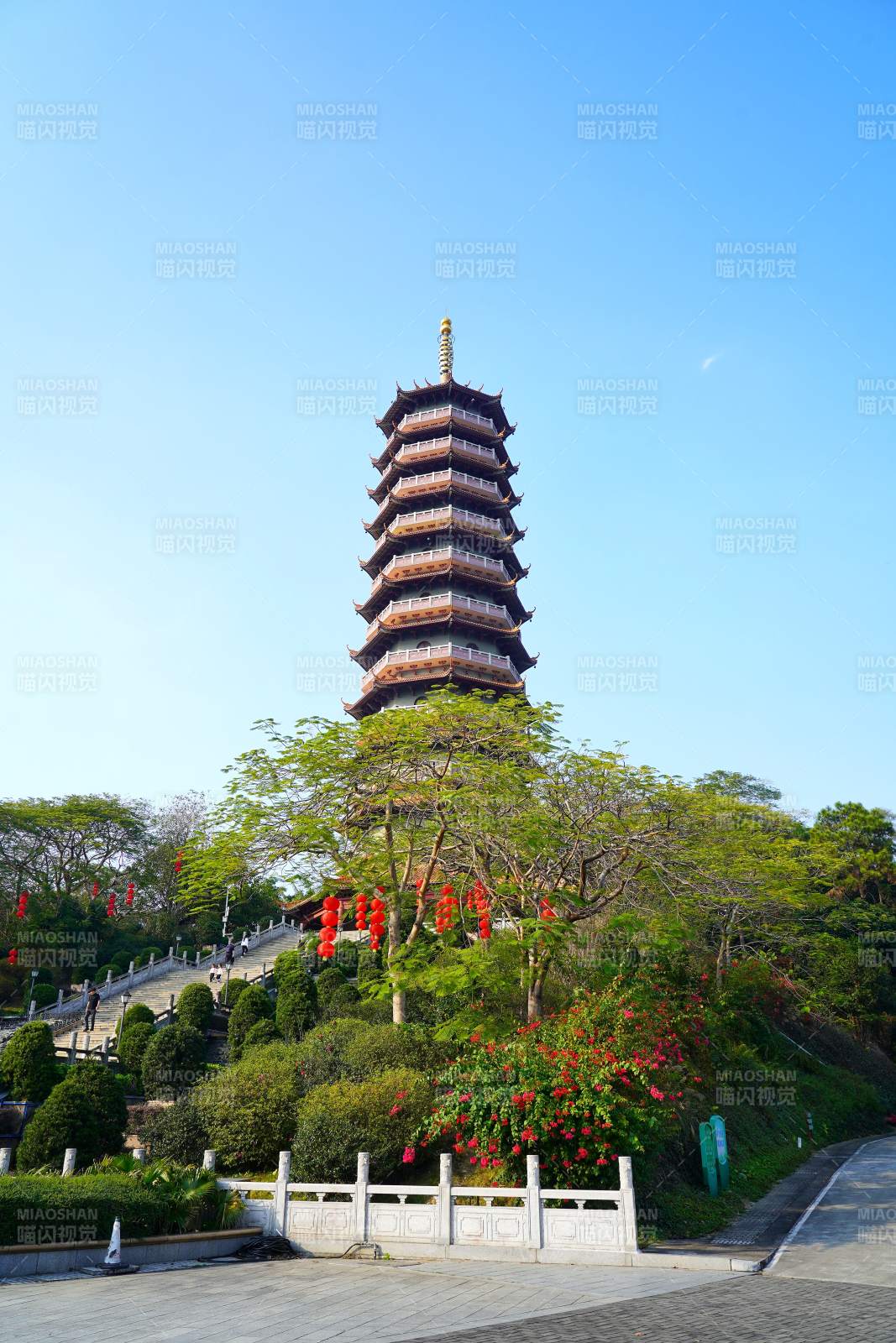 古塔映蓝天 绿树红花绕图片