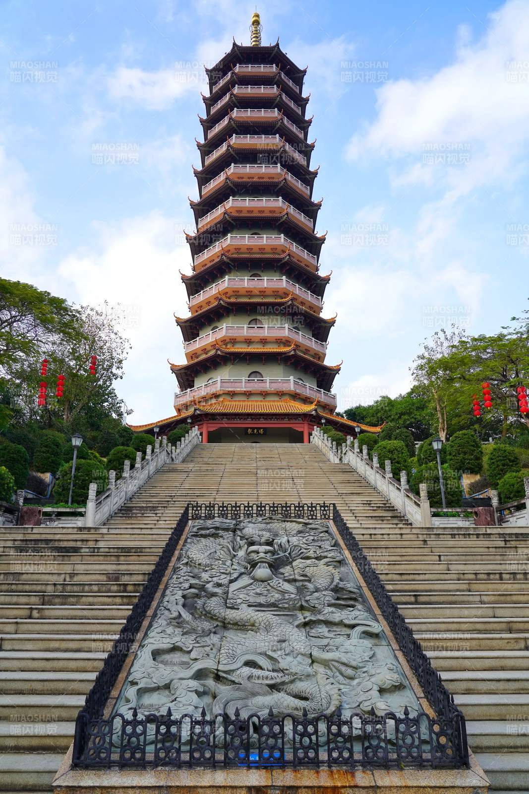 龙雕石阶通古塔图片