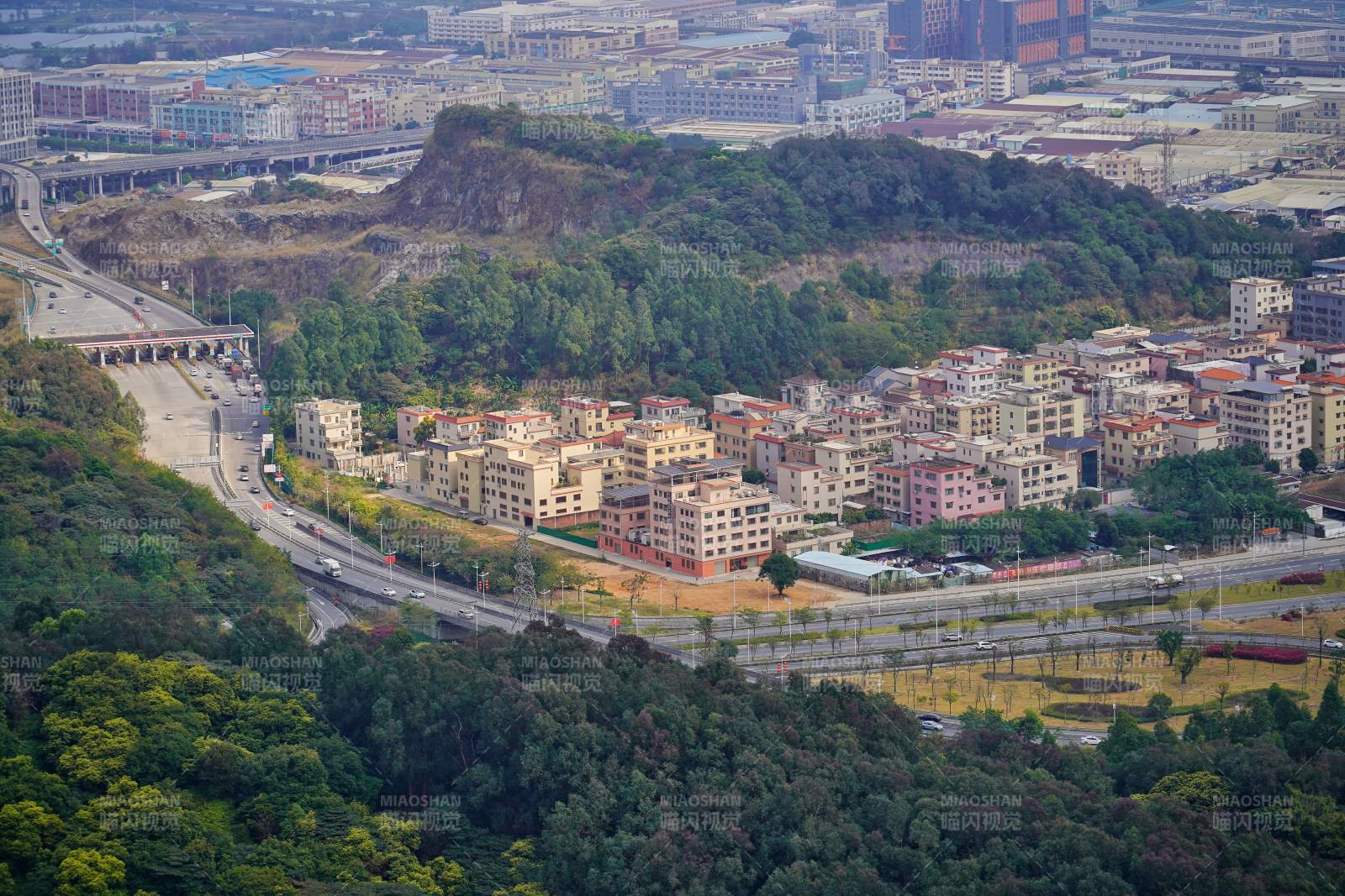 山城交融 绿意环绕都市景图片