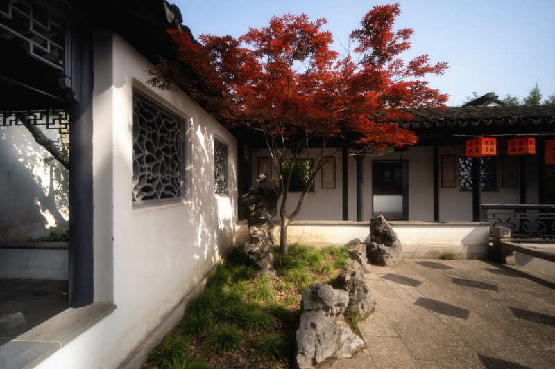 红枫映古院 幽静江南景图片