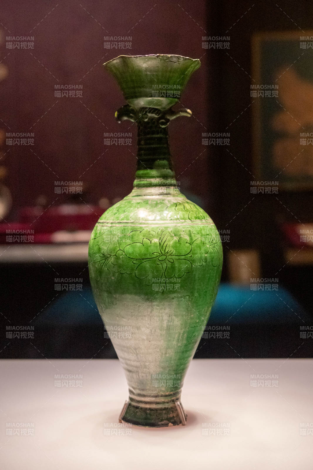 辽代绿釉刻牡丹纹凤首花口瓶图片