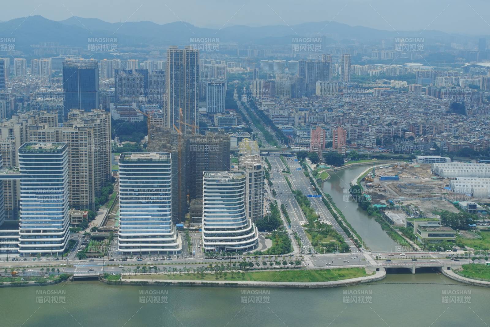 城市天际线与水岸风光图片