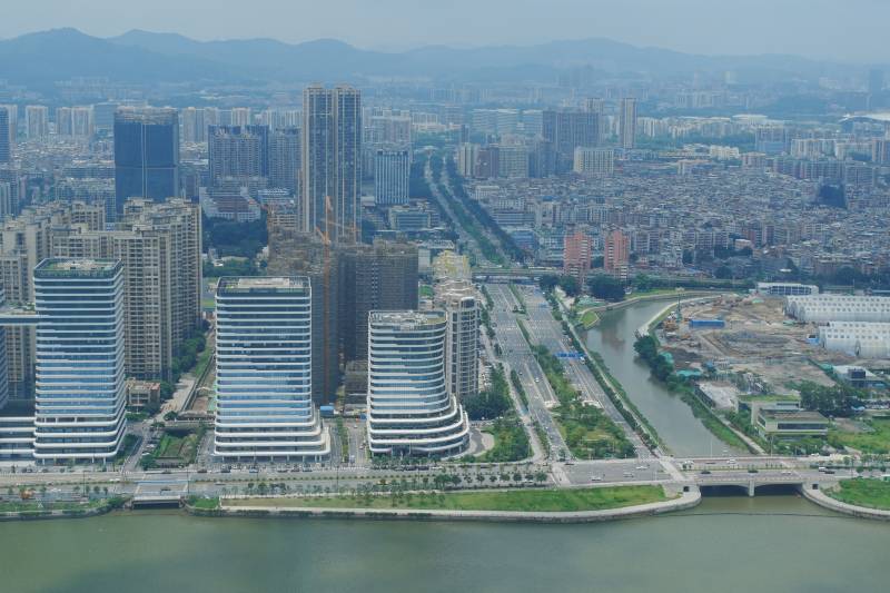 城市天际线与水岸风光图片