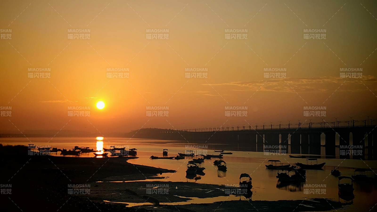 夕阳下的渔港与跨海大桥图片
