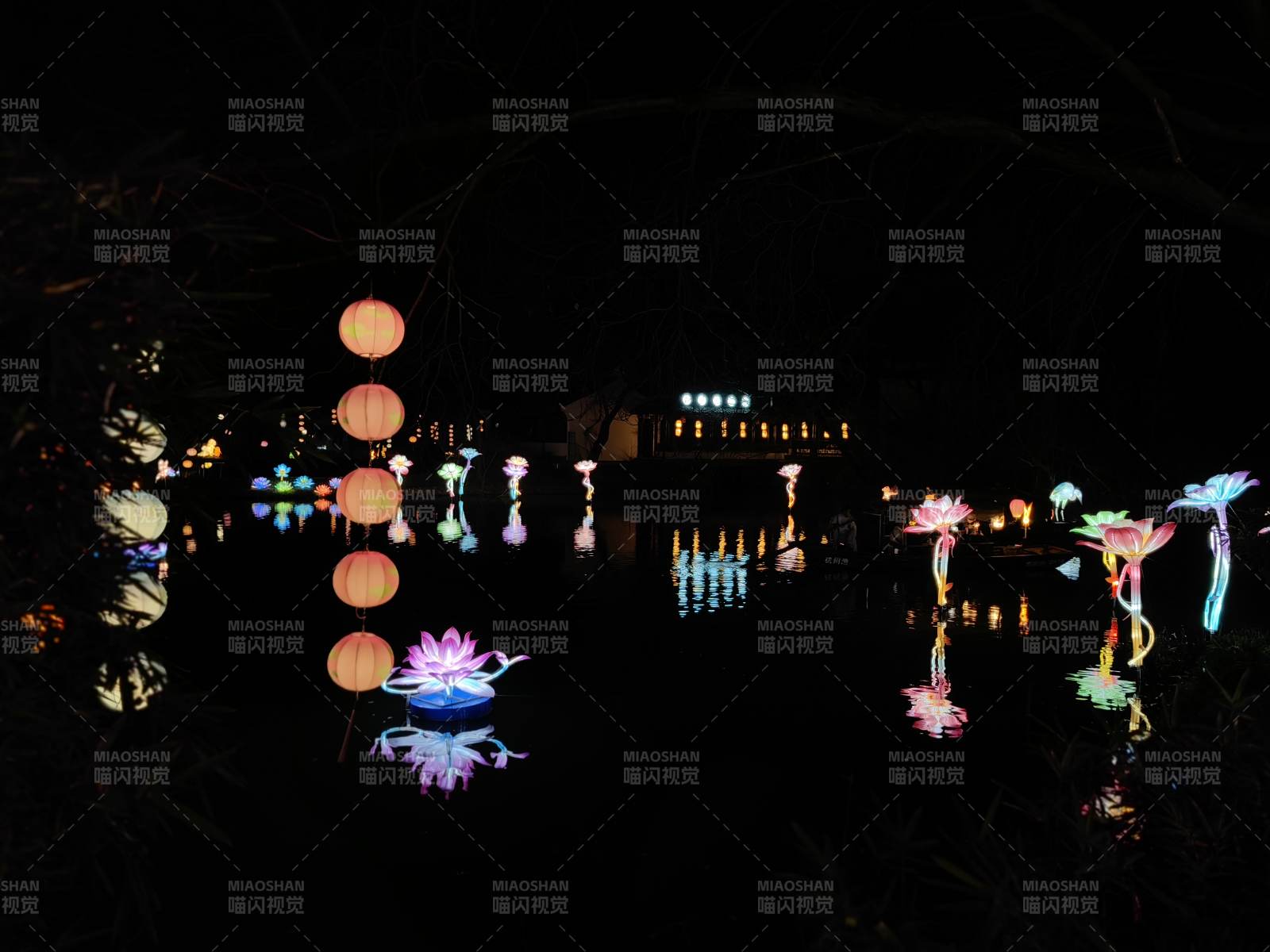 夜湖灯影 莲灯映水图片