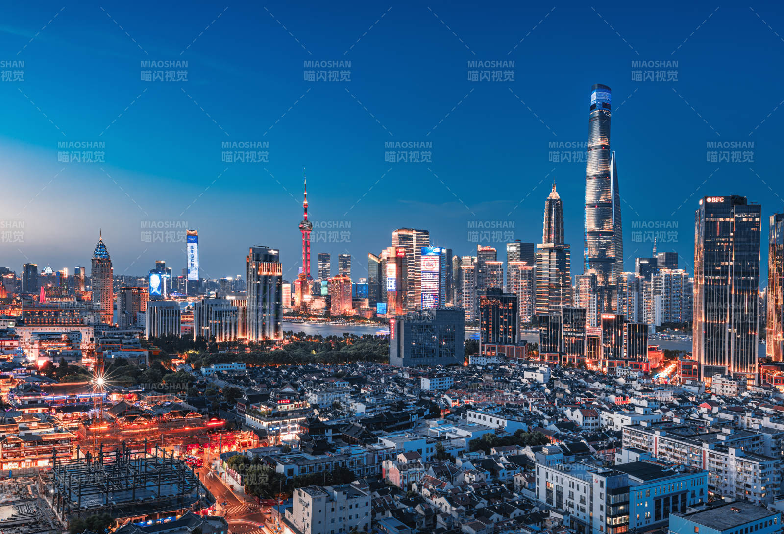 上海夜景 摩天楼群璀璨夺目图片